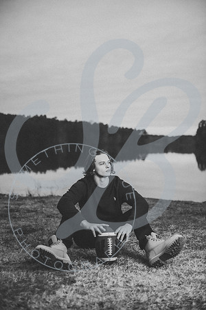 Isaiah - Senior Pics_122122_0380